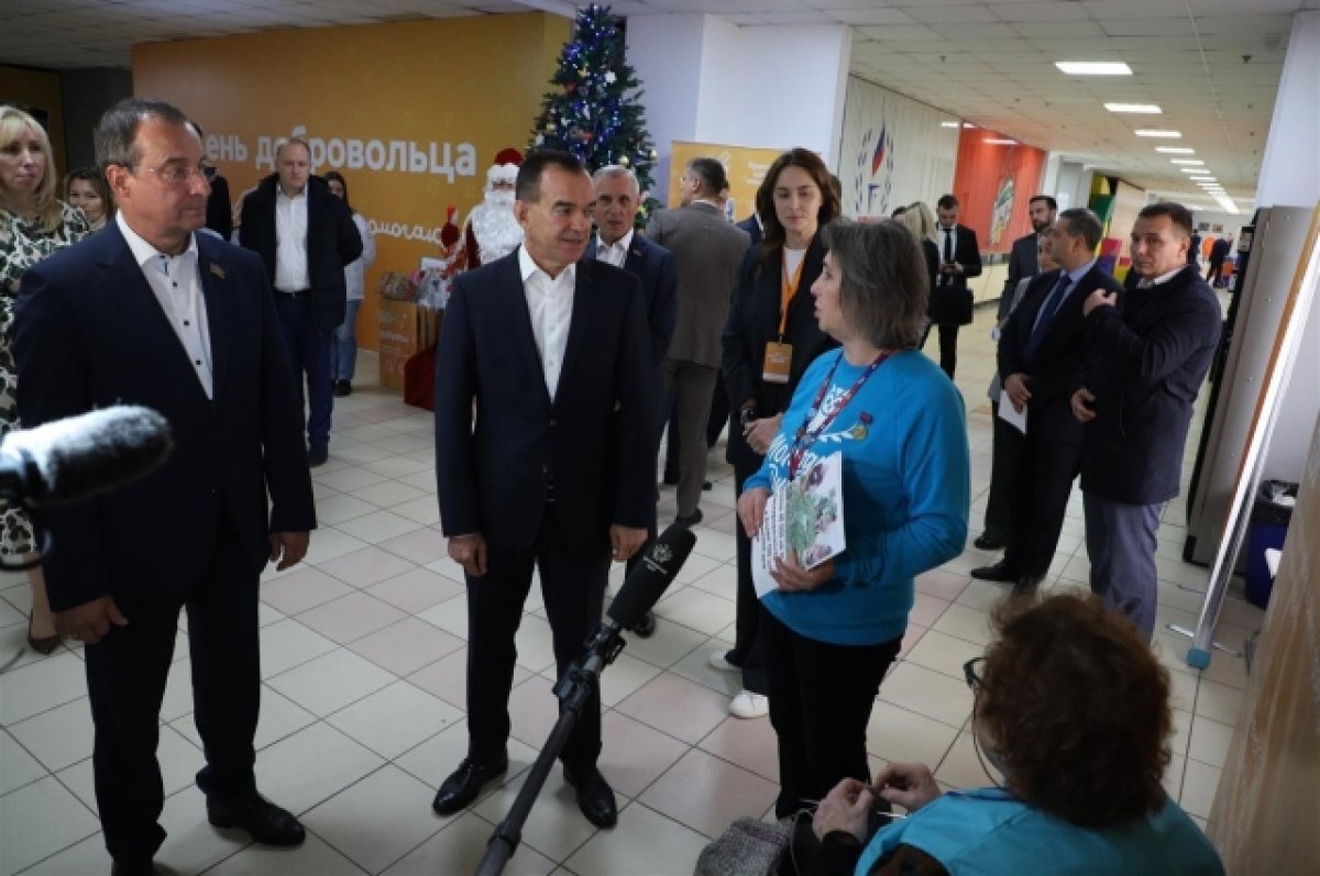    Вениамин Кондратьев и Юрий Бурлачко поблагодарили волонтеров за работу