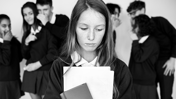 СТРЕЛЯТЬ ОНА МОГЛА ИЗ-ЗА ТРАВЛИ В КЛАССЕ. ФОТО: RAWPIXEL.COM/SHUTTERSTOCK