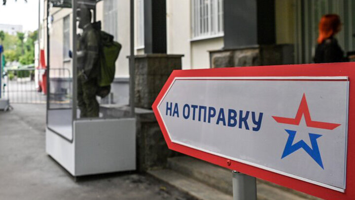 СОТРУДНИКИ ПОЛИЦИИ И РОСГВАРДИИ СТАЛИ РЕГУЛЯРНО ПРОВОДИТЬ РЕЙДЫ В МЕСТАХ СКОПЛЕНИЯ МИГРАНТОВ, ПОСЛЕ ЧЕГО ОБЛАДАТЕЛЕЙ ПАСПОРТОВ ГРАЖДАН РОССИИ, ПОЧЕМУ-ТО "ЗАБЫВШИХ" ВСТАТЬ НА ВОИНСКИЙ УЧЁТ, ОТПРАВЛЯЛИ В ВОЕНКОМАТ. ФОТО: АГН "МОСКВА"