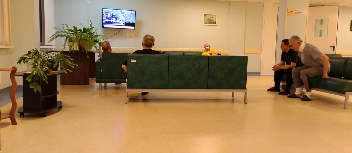 Мужчины смотрят телевизор