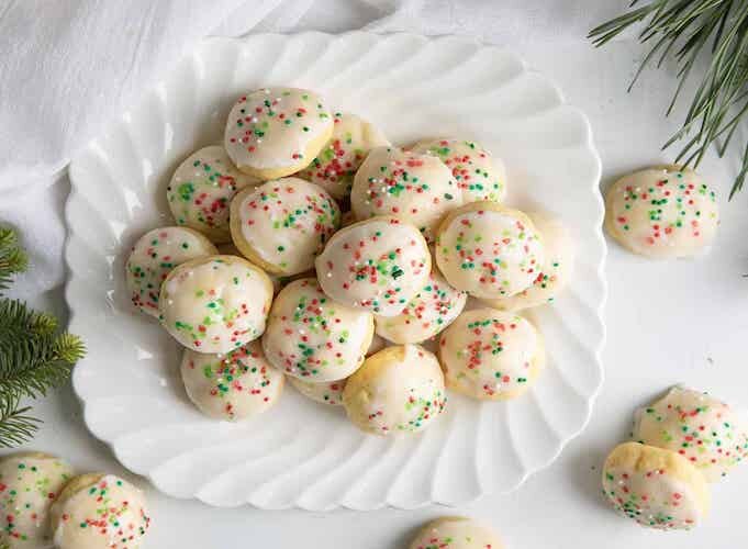 Итальянское рождественское печенье — это сладкое, нежное печенье с миндальной глазурью и красочной праздничной посыпкой.