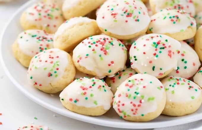 Итальянское рождественское печенье — это сладкое, нежное печенье с миндальной глазурью и красочной праздничной посыпкой.-2
