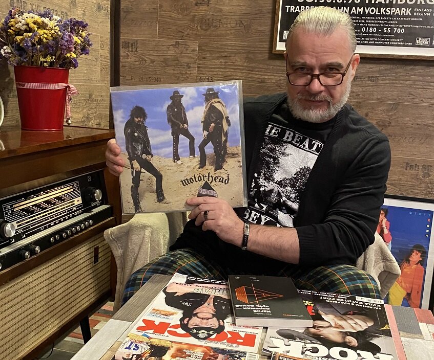 Rockdigger с виниловым альбомом  Ace of Spades Motörhead 1980 от Bronze Records. Кстати, по этому случаю пришлось одеть майку c любимой группой Лемми - The Beatles (Abbey Road). 