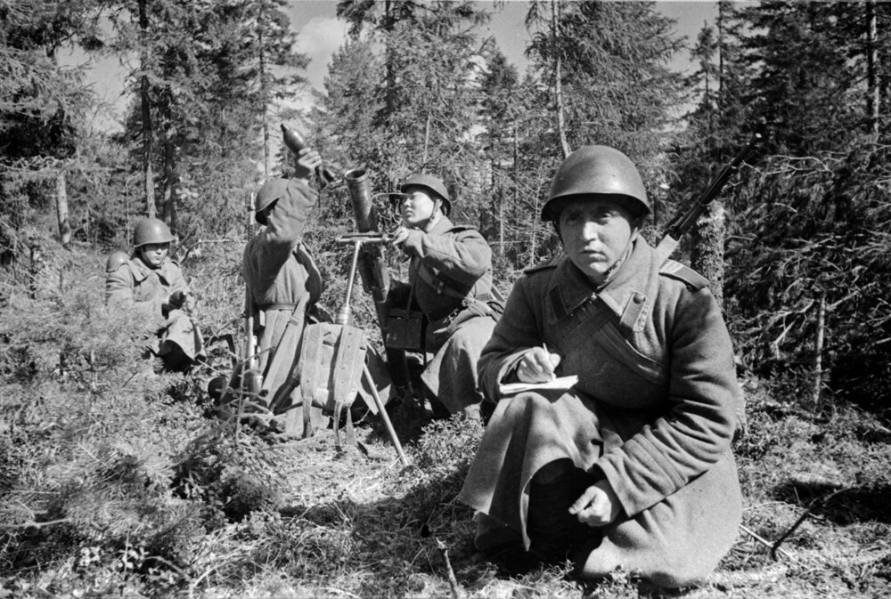 выставка трофейной техники в парке горького в 1943 году. 22 июня 1943 года. артиллеристы калининский фронт. гатчина. роа армия власова.