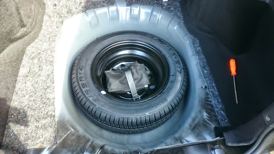 Запаска конечно есть, внутрь колёса можно закинуть инструмент, но у меня весь не влазит, поэтому в багажнике есть контейнер под различные штуки