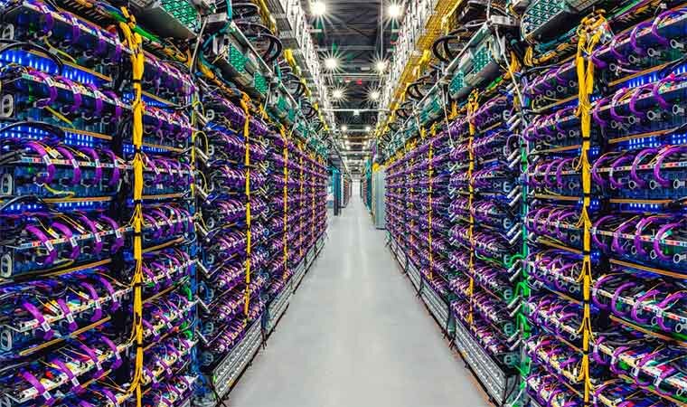 Google обучает и запускает свои модели искусственного интеллекта на стойках, в которых размещены тысячи процессоров TPU. Модель Gemini более эффективна, чем предшественники, такие как PaLM 2, но по-прежнему потребляет много энергии.