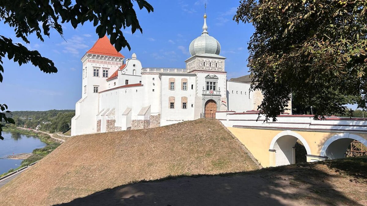 В отреставрированной части замка расположен музей, а на крыше оборудована смотровая площадка.