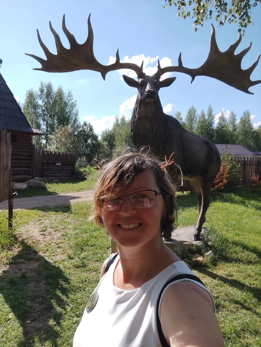 Статуя доисторического оленя Мегалоцероса красуется для посетителей