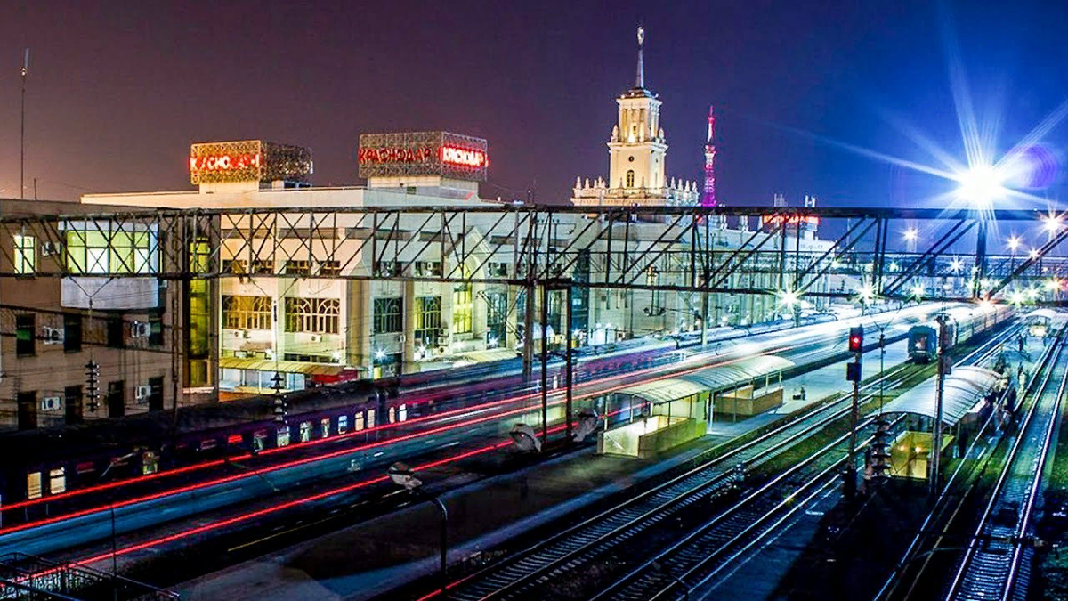 Железная дорога пирон. Железнодорожная станция. Поезда со станции. Станция москва киевский вокзал. Поезд ночью.