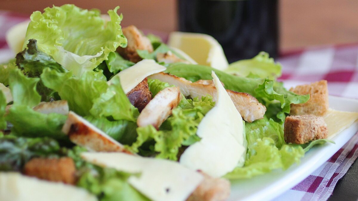    Нет желания заморачиваться с "Цезарем"? Есть потрясающий и простой рецепт салата из пекинской капусты© Unsplash | Рафаэль Ногейра