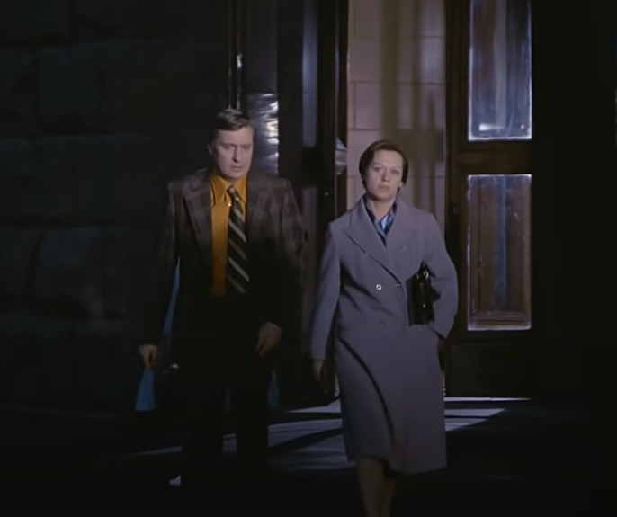 кстати, на мой взгляд, Калугина смотрится очень интересно, стильный наряд вполне. Сейчас в тренде.