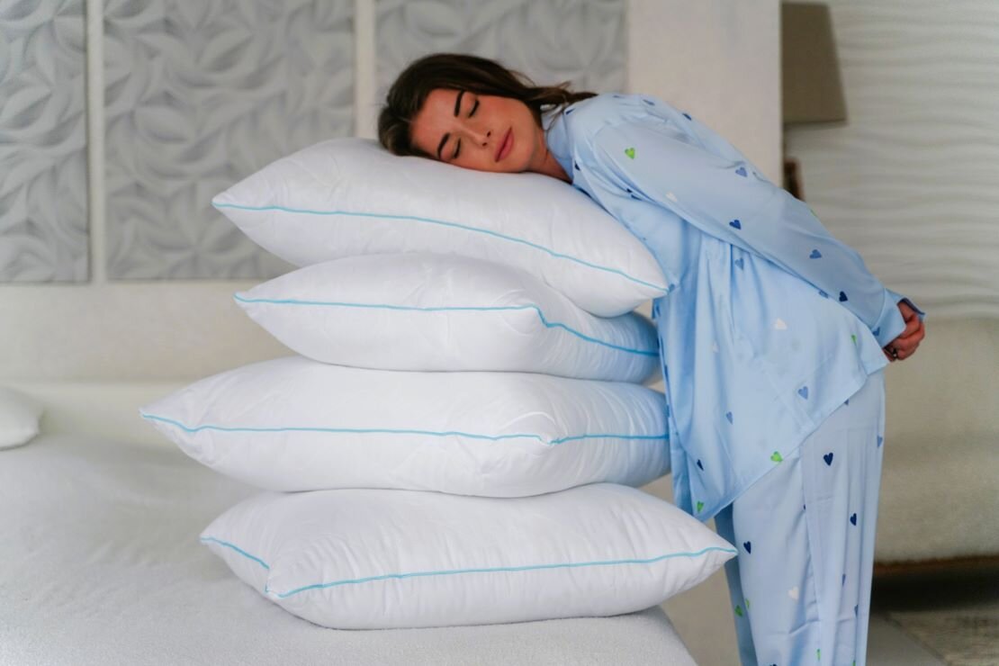 Анатомическая гипоаллергенная подушка DreamCode на Wildberries с уникальным мягким и в тоже время упругим наполнителем - микроволокном "Лебяжий пух".