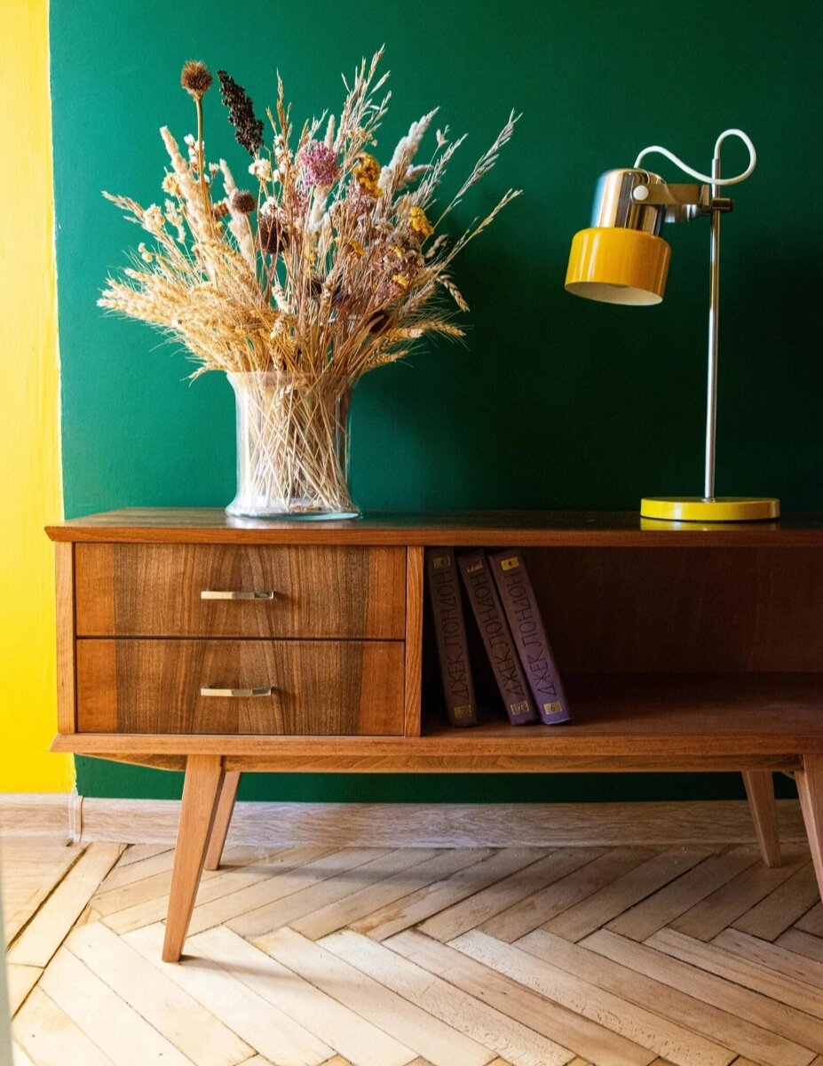 Тумба от трюмо болгарского гарнитура София Рашков после реставрации.