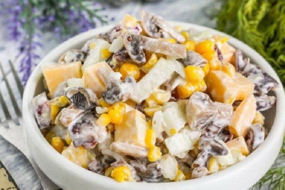 Салат из куры с шампиньонами консервированными