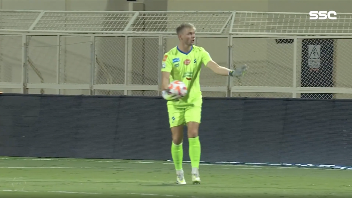 86. -6. Хотел дать пять вратарю - получил пенальти! 