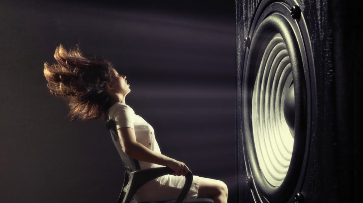 ребёнок закрывает уши руками. дети нас не слышат. звуки кошек.