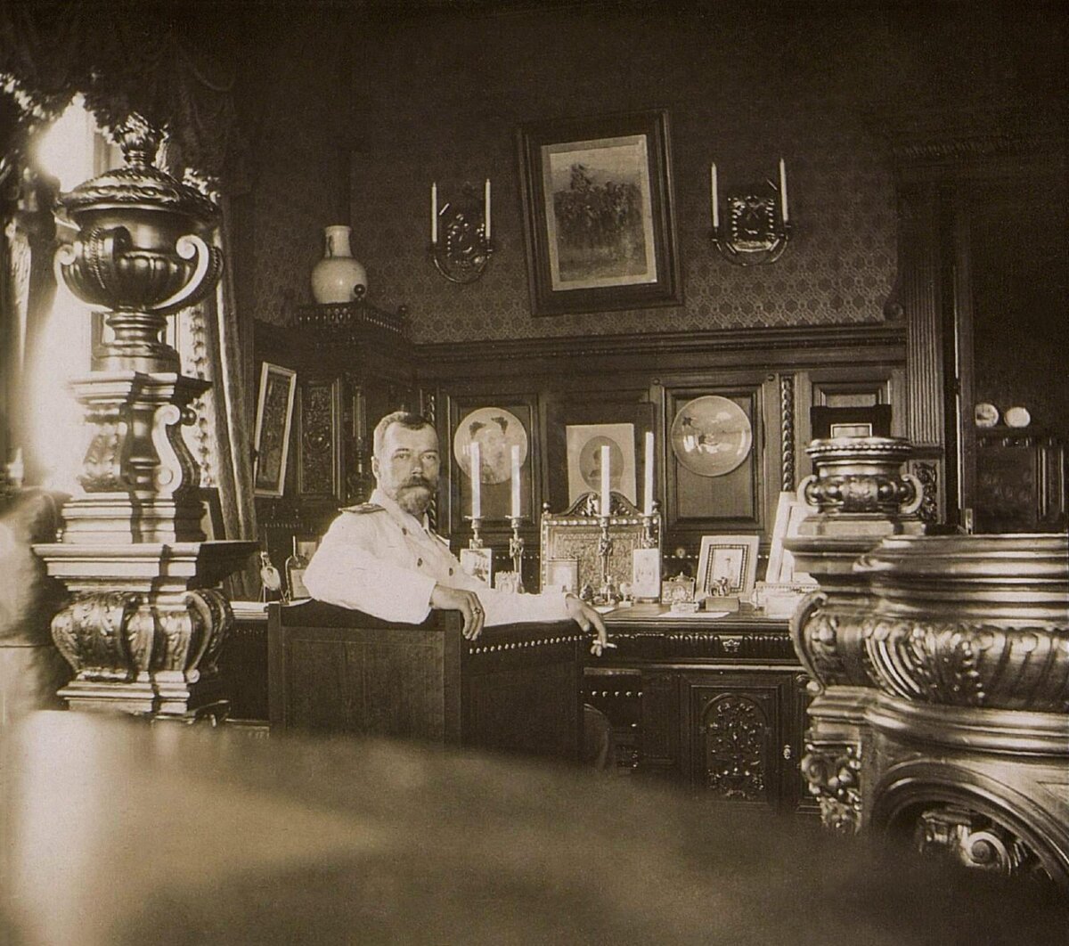 Император государь Николай Александрович за рабочим столом (Александровский дворец)