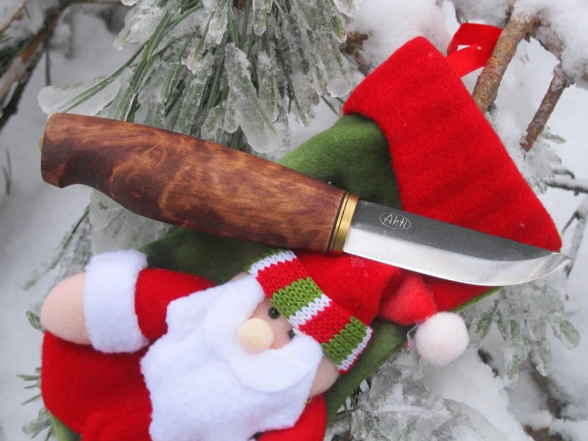 Можно подарить нож на новый год. Ножи подарок на новый год. Нож в подарок примета. Подарочные ножи. Нож с новым годом.