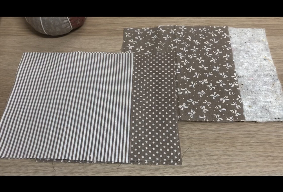 Для прихвати вырезала: 5 деталей 20х20см. основной ткани + ватин., его лучше вырезать больше потом осноровить, деталь вешалки 3х13см..