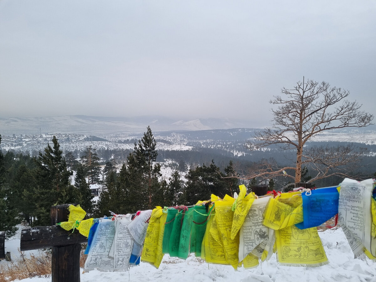 Священные флажки с молитвами, которые будисты вешают на свой день рождения на территории дацана