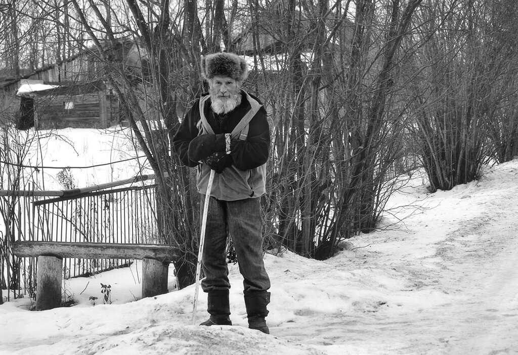 Дедушка на улице. Деревенские люди зимой. Деревенские жители. Деревенский мужчина зимой. Старики зимой