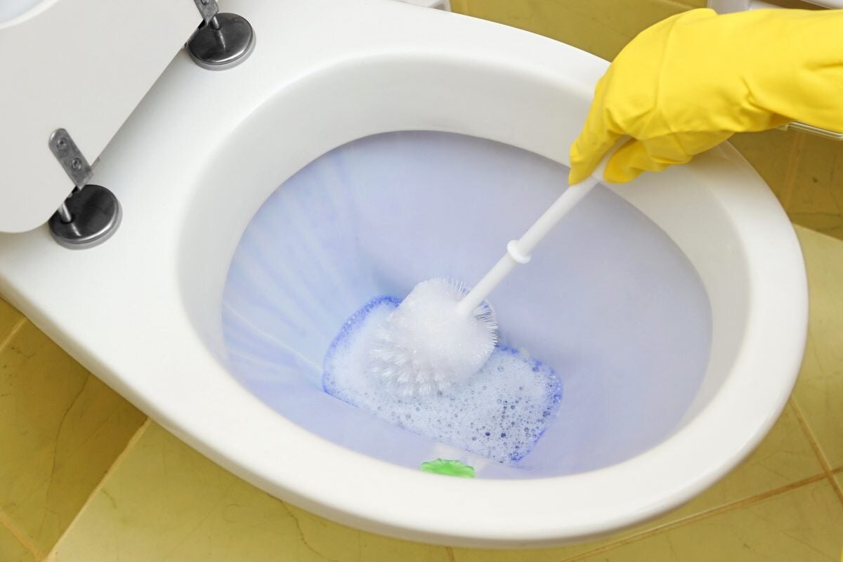 Эффективная чистка унитаза. Мытье унитаза. Чистка унитаза. Для мытья туалета. Унитаз дезинфекция.