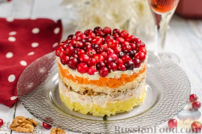 курица копчёная, картофель, морковь, сыр твёрдый, клюква, орех грецкий, яйца, майонез, соль