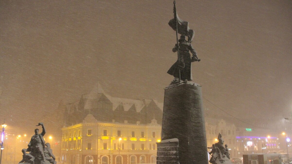     На Центральной площади Владивостока в павильоне на умной остановке срезали лавочку. Ранее из торговой точки, по некоторым свидетельствам, выгоняли на улицу ожидающих транспорт. Кофеточка получила скандальную известность.