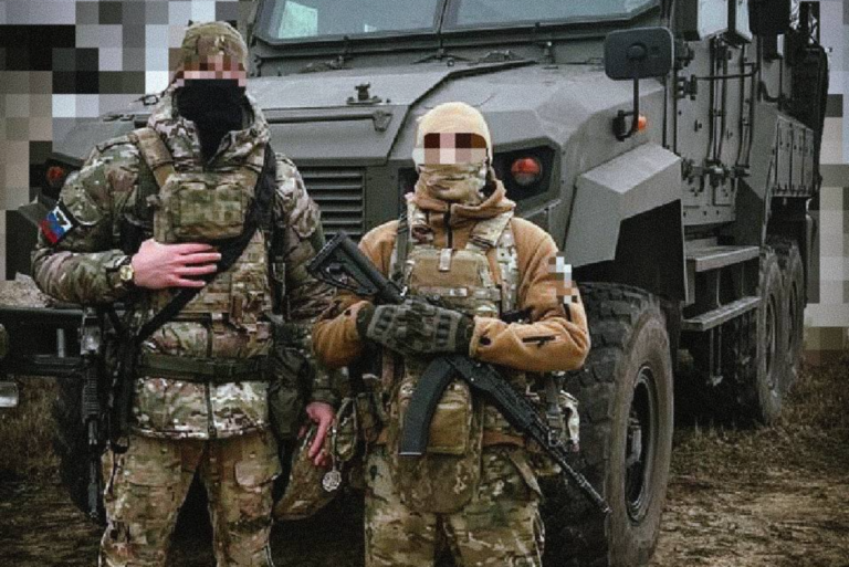 Военнослужащие подразделения армейского спецназа и бронеавтомобиль З-СТС «Ахмат». Херсонское направление Фото: @grey_zone