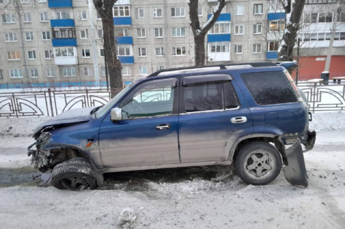 Водитель снес дорожное ограждение на улице Лермонтова в Иркутске и сбежал |  АиФ–Иркутск | Дзен