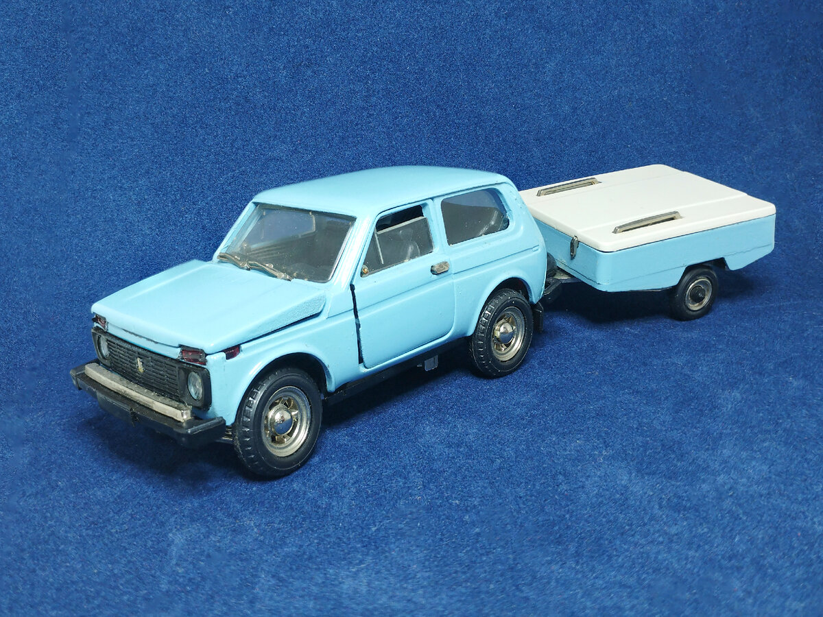 Рис. 1. Модель автомобиля ВАЗ-2121 "Нива" (А20) с прицепом Скиф со сломанным левым ранним зеркалом