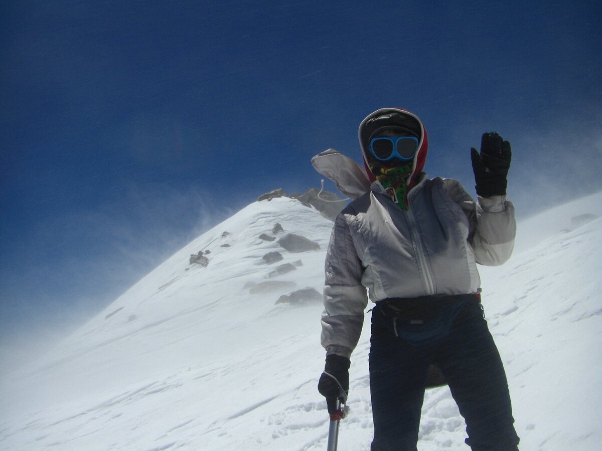 Эльбрус с востока в 2010 году. Так я была одета. Фото сделано на высоте примерно 5600 м. Бандана на поллица превратилась в кусок льда.