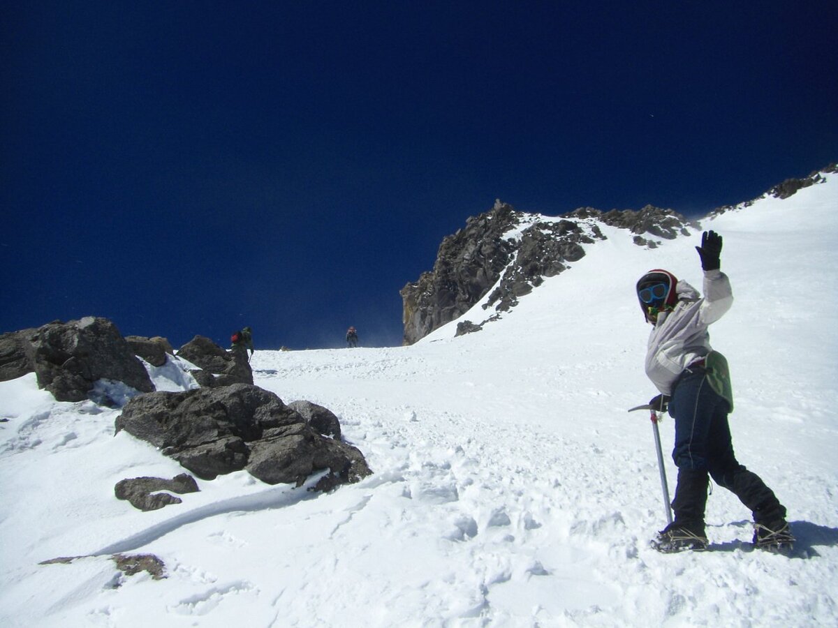 Восточный Эльбрус. Восточный склон перед выходом на вершинное плато. Август 2010 г. Фото из личного архива. 