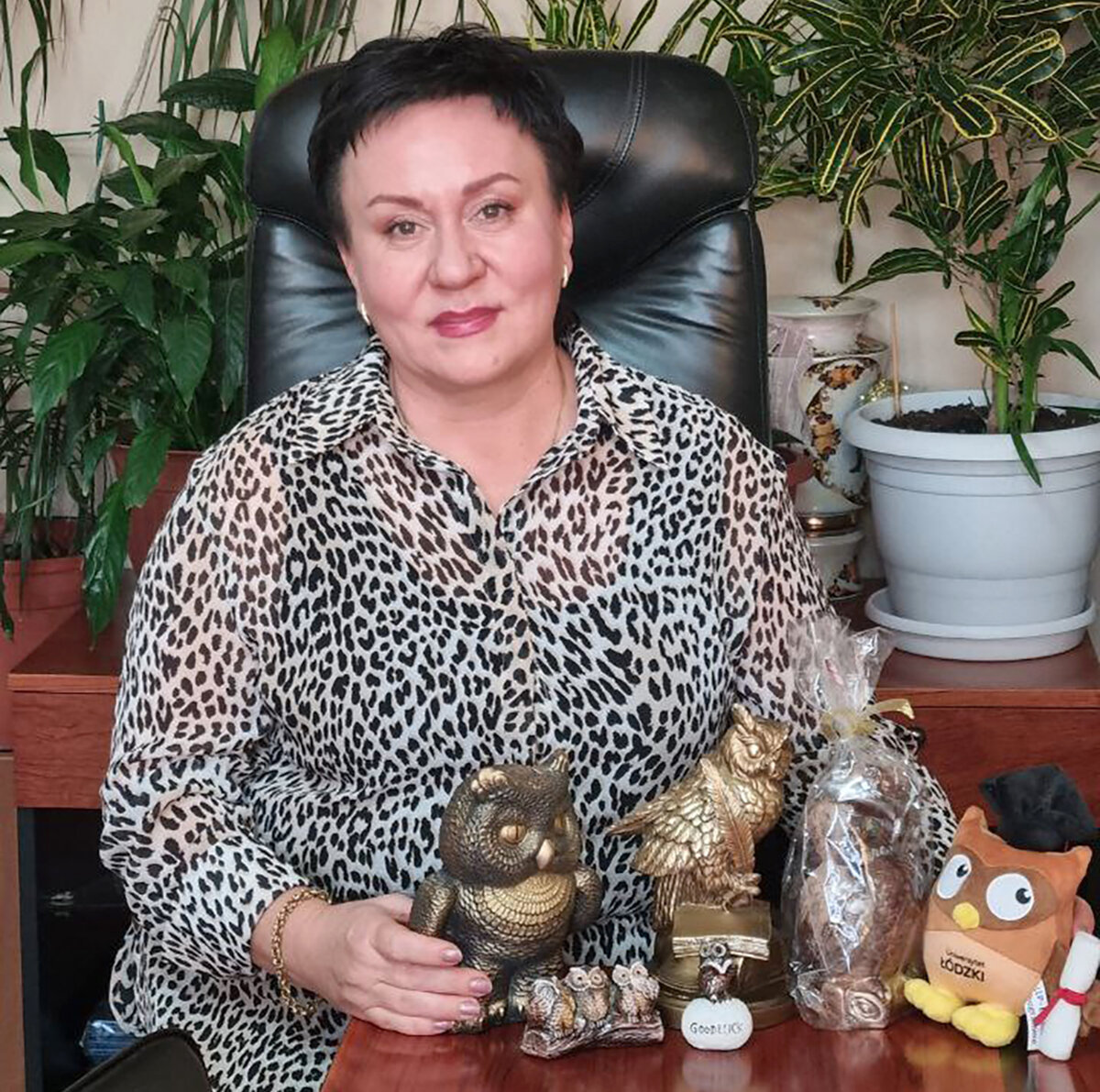 Елена Сова в рабочем кабинете: здесь только малая часть ее коллекции сов. Фото из личного архива Елены Совы 