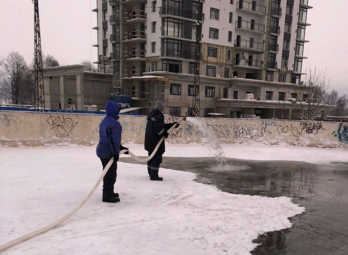 В Петрозаводске начали заливать каток на набережной Варкауса |  Карелия.Ньюс. Новости Петрозаводска | Дзен