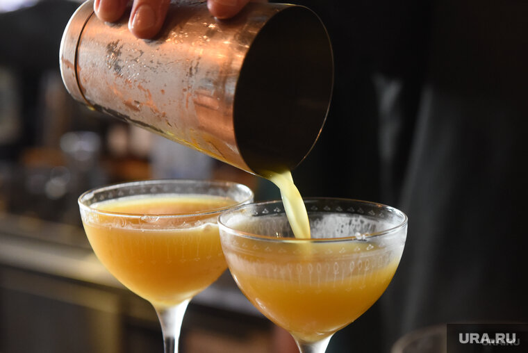    Многие молодые челябинцы ищут работу барменов