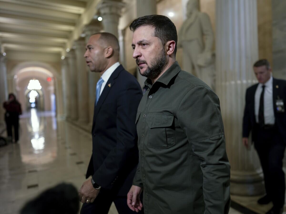 Владимир Зеленский прибывает в здание Конгресса США в Вашингтоне© AP Photo / J. Scott Applewhite