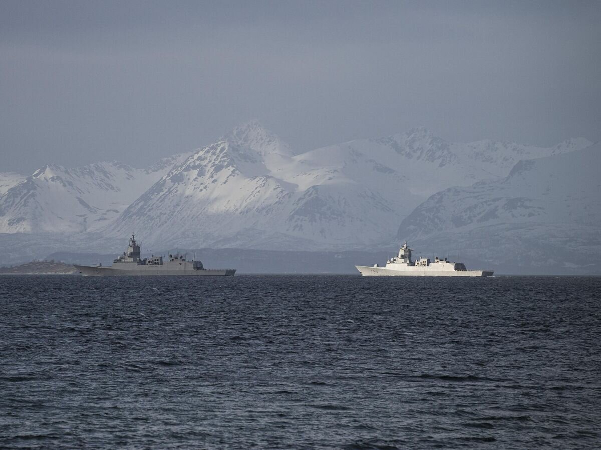    Два военных корабля НАТО во время международных учений в Арктике© AFP 2023 / Jonathan Nackstrand