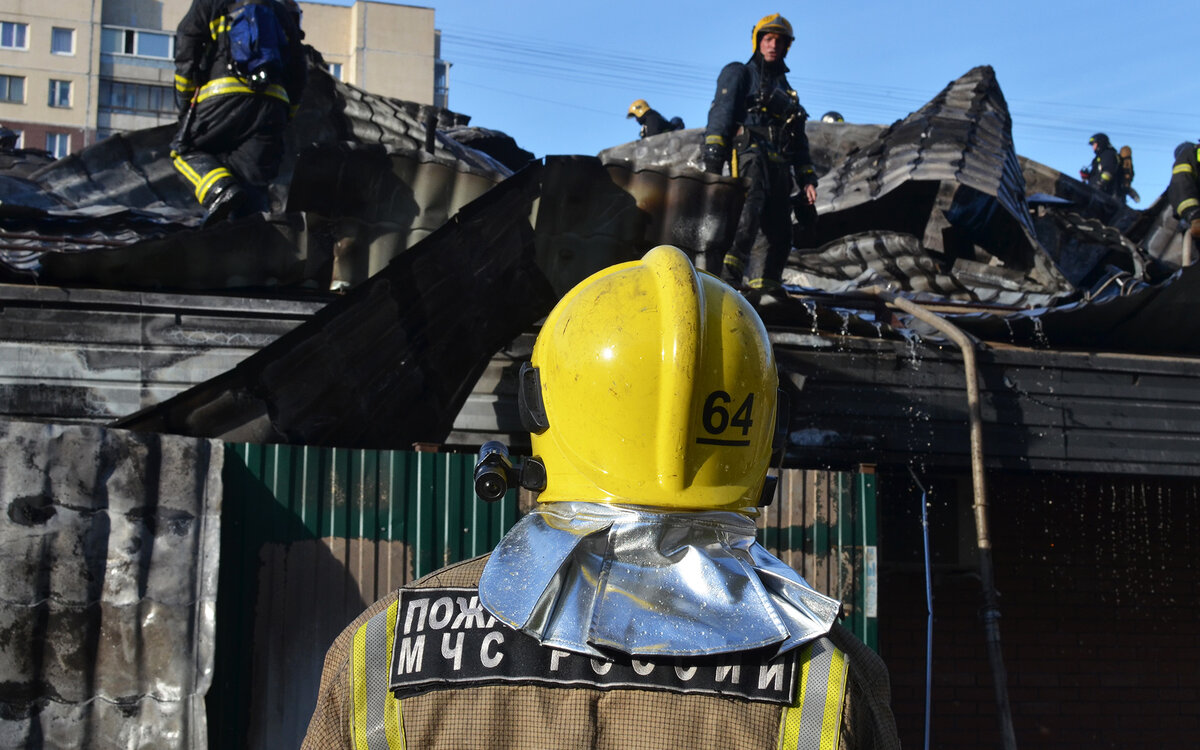 Частный дом тушат, но пока пламя победить не удалось.  Фото: ФедералПресс / Татьяна Буторина
