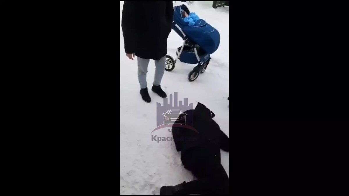     В Красноярске женщина с ребенком выходила из автобуса с коляской и поскользнулась на льду, после этого она не смогла встать — её увезла скорая.