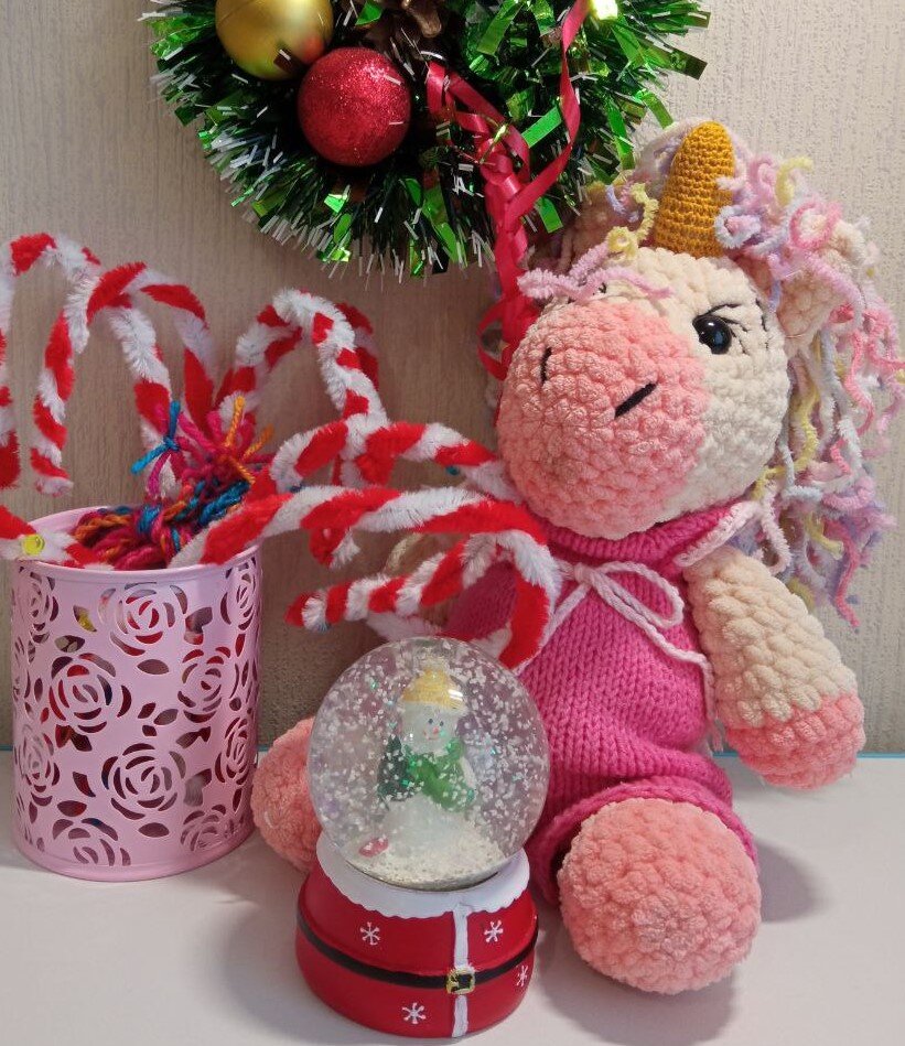 Стеклянные шары завораживают малышей