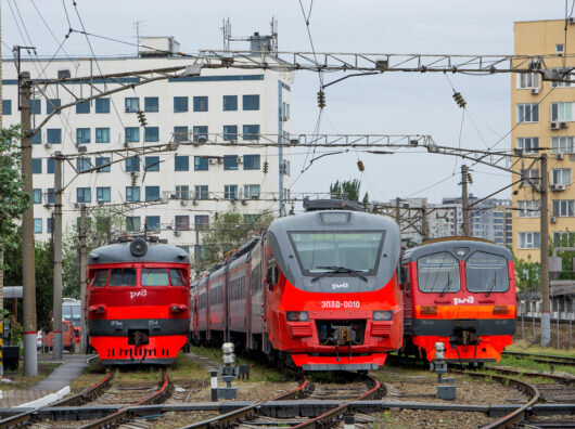    Электропоезда ЭР9П, ЭП3Д и ЭД4М в ростовском электродепо //Фото с сайта trainpix.org