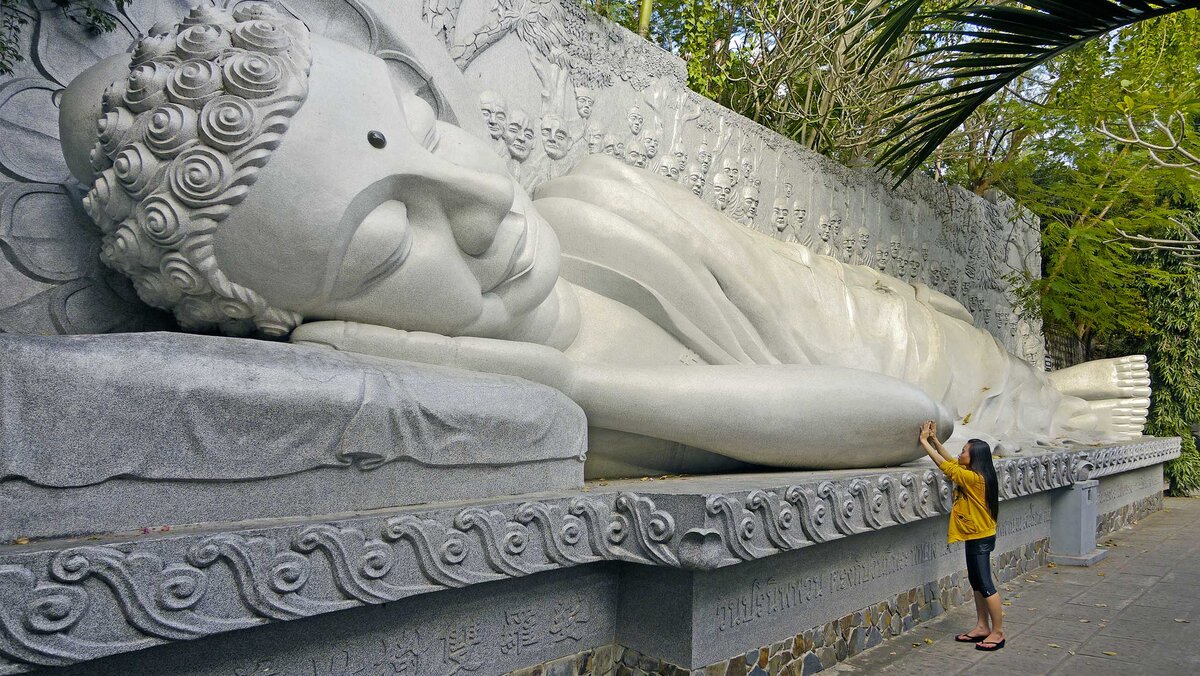 Будда учил спать чутко, как зверь. Это подразумевает контроль, т.е. мы должны помнить о позе «Льва» и пытаться сохранять её в течение всего сна. Также немаловажное значение имеет направление, куда спать головой. Лучшим считается север. Худшим – юг. Сон взрослого человека должен длиться от 6 до 8 часов. Если в сутки спать свыше 8 часов – это приведет к накоплению Слизи, что неизбежно вызовет болезни Холода. Если спать меньше 6 часов, тогда возбудится Ветер, а в некоторых случаях и Желчь, что тоже чревато болезнями.