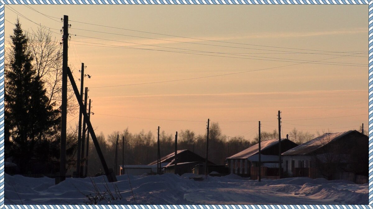 Утро в деревне, солнце вот вот появится над горизонтом, на улице ни одной души, только в небе видны инверсионные следы от самолётов.