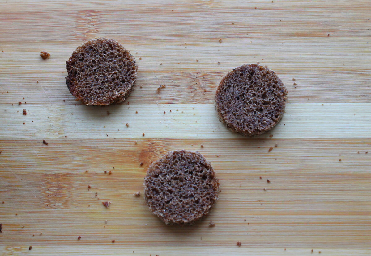 Я вырезала формочкой для печенья, а можно было кусок хлеба просто нарезать на несколько частей, обрезав корки. 