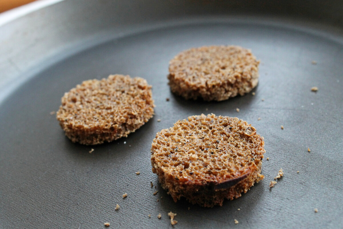 Чем суше, тем надежнее - ведь из мягкого хлеба шпажка может вывалиться, когда гости будут брать к себе на тарелку.
