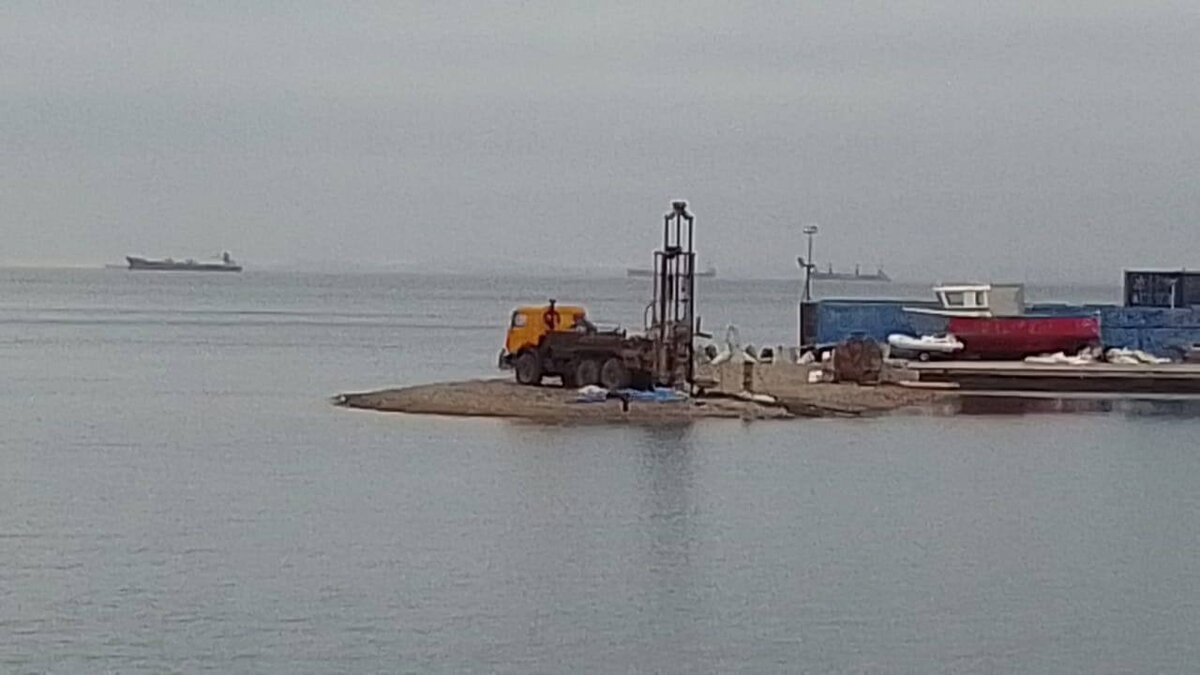     В новых медиа распространились кадры с видом на Спортивную гавань Владивостока. На побережье работает буровая установка. Для чего — узнал корреспондент «Восток-Медиа».