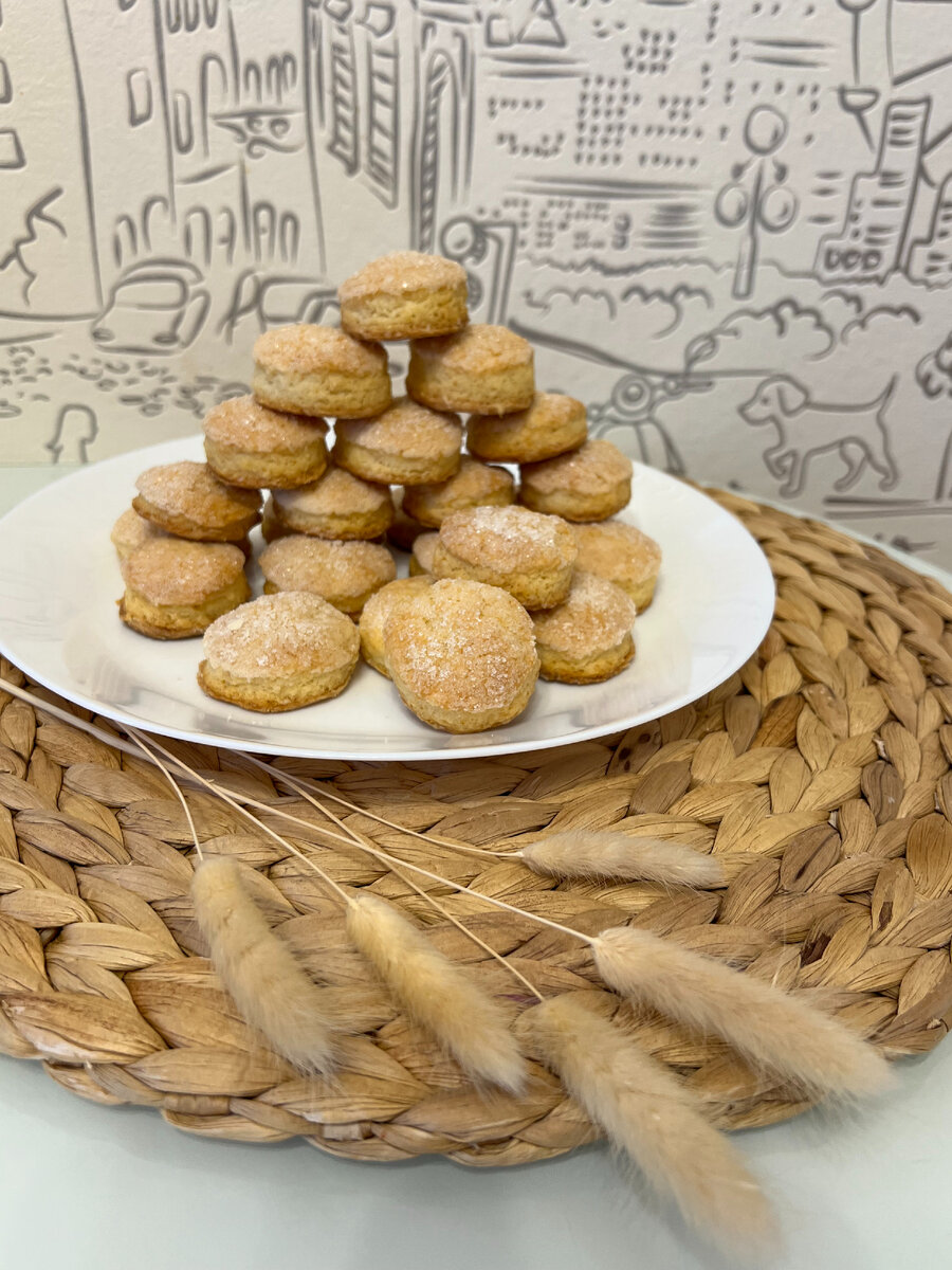 Слоистое нежное печенье под хрустящей сахарной "крышечкой".