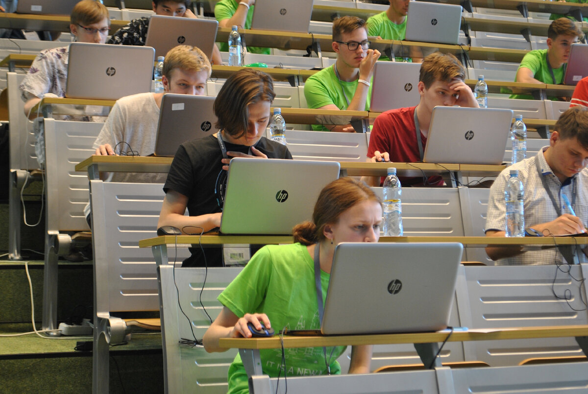 Информационные технологии на железнодорожном транспорте. Иннополис университет. Интеллектуальные технологии киберфизических систем. Колледж автоматизации и информационных технологий 20. Студент за компом.