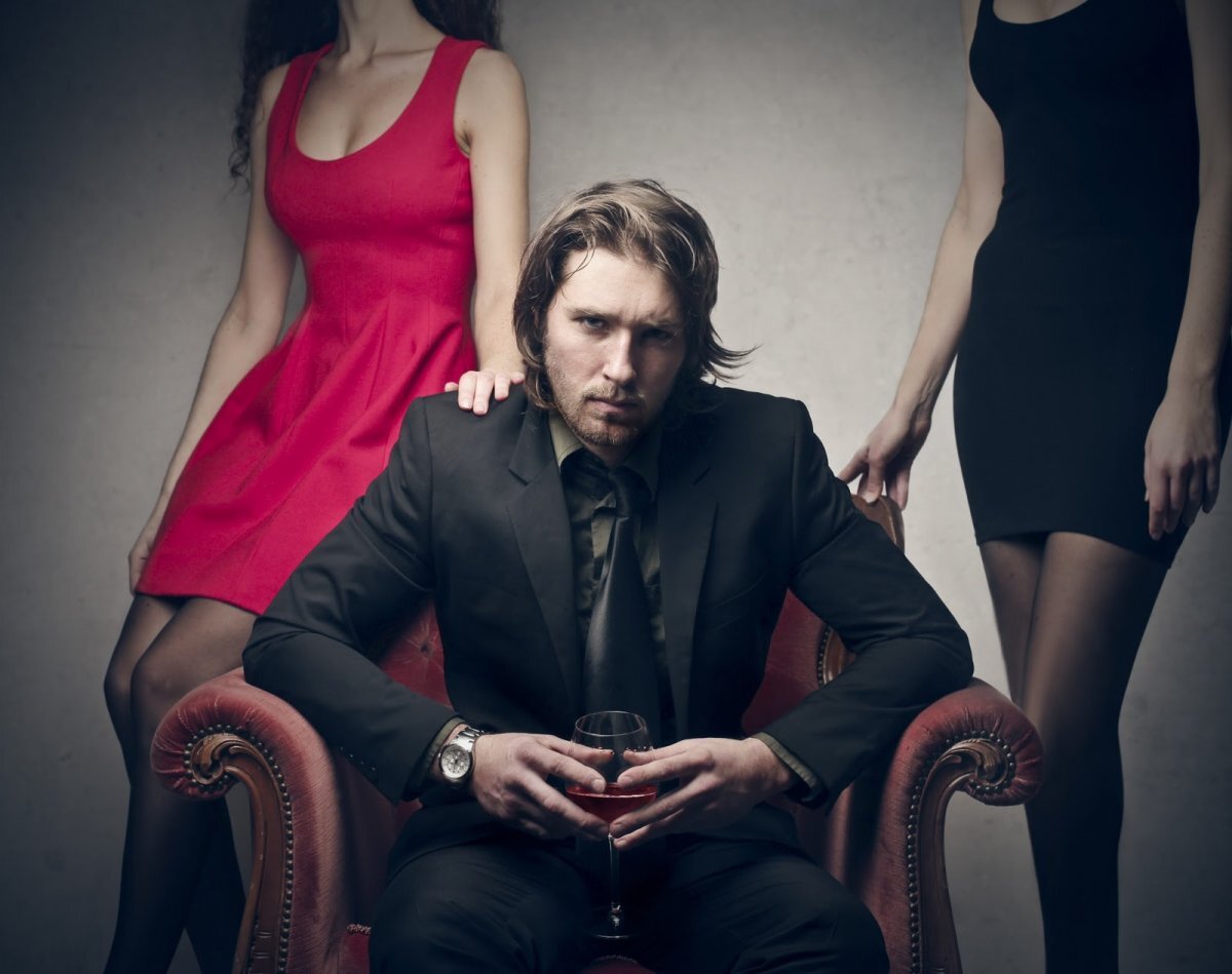 психология мужчины две женщины. супружеские отношения. разговор между мужчиной и женщиной. разговор между мужчиной и женщиной. мужчина и две женщины.